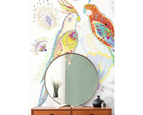 Woonkamer met behang met patroon, ronde spiegel en houten dressoir