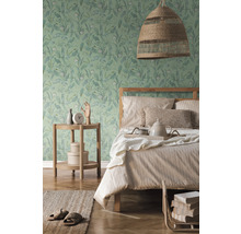 Lichte slaapkamer met patroonbehang, bed, nachtkastje en geweven lamp