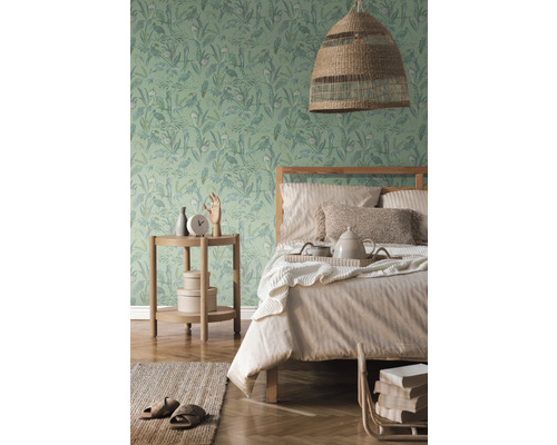 Lichte slaapkamer met patroonbehang, bed, nachtkastje en geweven lamp