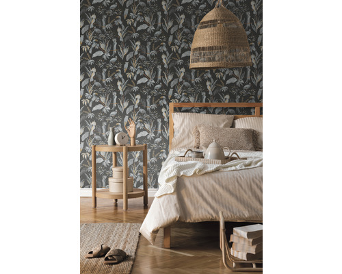 Slaapkamer met bed voor een gemust behang met jungle, planten en vogels