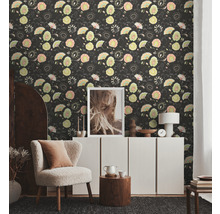Woonkamer met behang met motief, fauteuil en dressoir