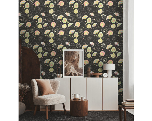 Woonkamer met behang met motief, fauteuil en dressoir