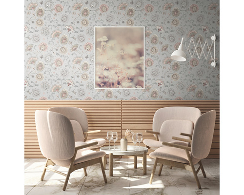 Woonkamer met bloemenbehang, fauteuils en tafel
