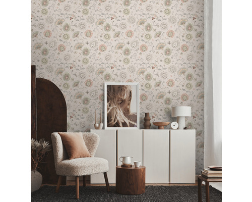 Lichte woonkamer met bloemenbehang, fauteuil en dressoir