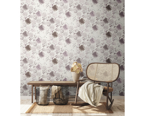 Gezellige woonkamer met bloemenbehang, houten bank, rotan stoel, tapijt en decoraties.