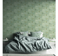 Slaapkamer met bed en behang met patroon