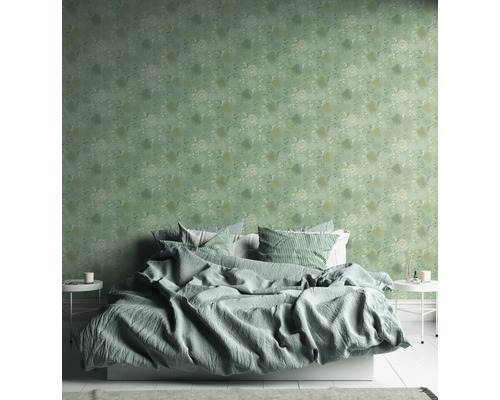 Slaapkamer met bed en behang met patroon