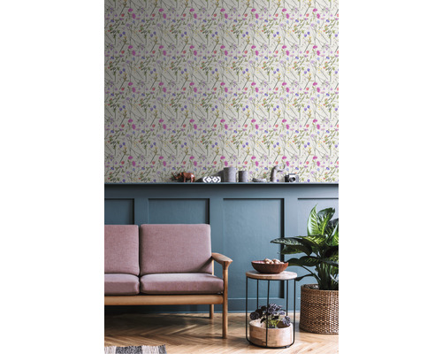 Woonkamer met bank, bijzettafel, kamerplant en bloemenbehang