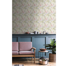 Woonkamer met bloemenbehang, bank en kamerplant