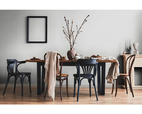 Eetkamer met houten tafel en stoelen