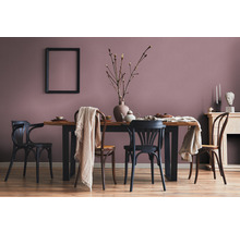 Eetkamer met houten tafel, stoelen, decoratie en fotolijst aan de muur