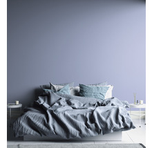 Slaapkamer met bed, beddengoed en nachtkastjes