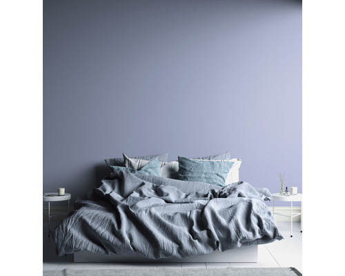 Slaapkamer met bed, beddengoed en nachtkastjes