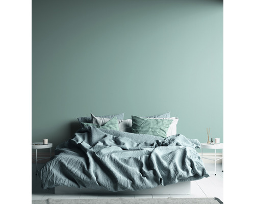 Slaapkamer met bed, kussens en nachtkastjes.