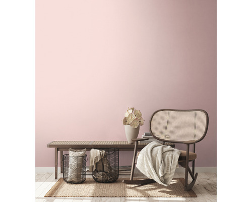 Lichte, uitnodigende interieurinrichting met houten bank, rotan stoel, manden en decoratieve elementen