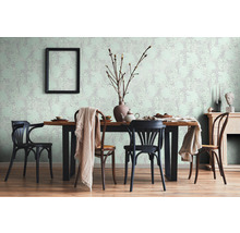 Eettafel met stoelen voor een behang met patroon in een eetkamer