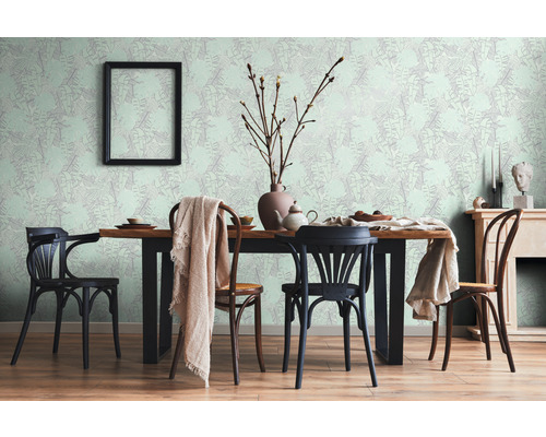 Eettafel met stoelen voor een behang met patroon in een eetkamer