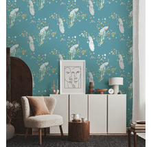 Decoratieve kamer met pauwenbehang, fauteuil en witte meubels voor een stijlvol interieur