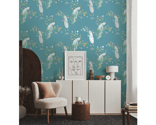 Decoratieve kamer met pauwenbehang, fauteuil en witte meubels voor een stijlvol interieur