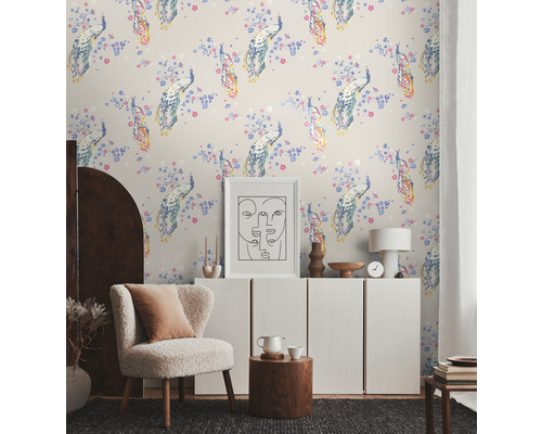 Woonkamer met behang met pauwenmotief, fauteuil en dressoir