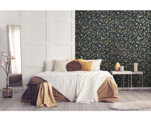 Slaapkamer met bed, spiegel en bloemenbehang