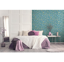 Slaapkamer met bloemenbehang, bed, spiegel en nachtkastje