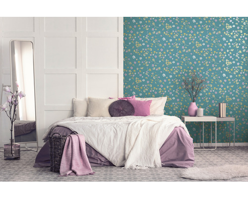 Slaapkamer met bloemenbehang, bed, spiegel en nachtkastje