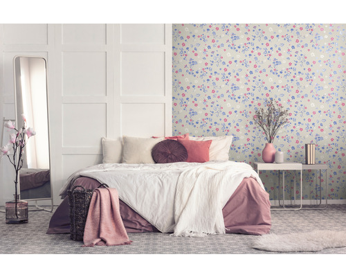 Lichte slaapkamer met bed, nachtkastje en bloemetjesbehang