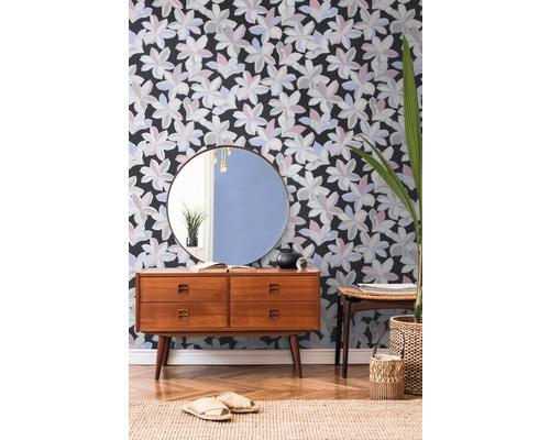 Scene met bloemenbehang, dressoir, spiegel en decoratie