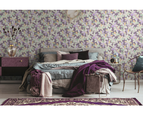 Slaapkamer met bed, nachtkastje en bloemetjesbehang voor een rustige sfeer