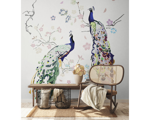 Kamer met pauwenbehang, bank, stoel en decoratie