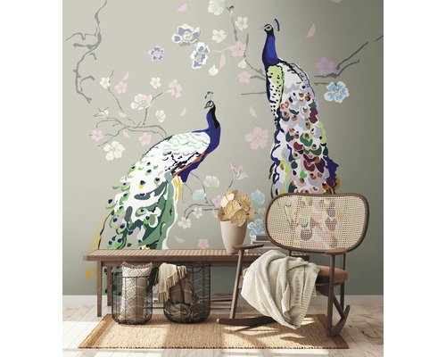 Decoratieve wanddecoratie met pauwen en bloemmotieven in een stijlvolle ruimte