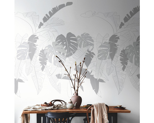 Eetkamer met eettafel en wandbehang met bladerenmotief