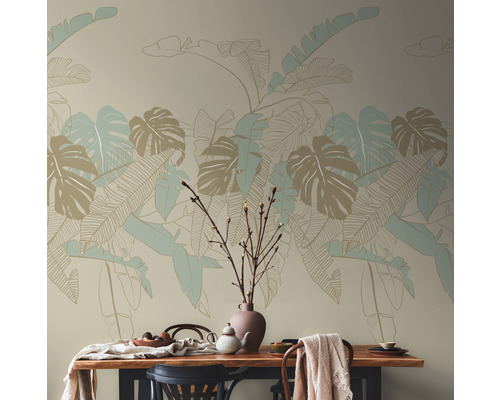 Eetkamer met eettafel, stoel en wandbehang met plantmotieven