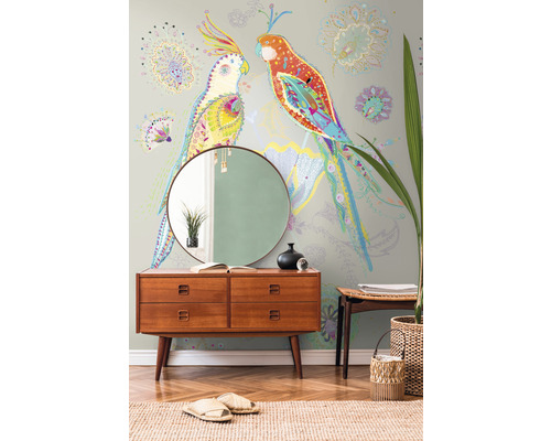 Kamerweergave met dressoir, spiegel en behang met papegaaienpatroon