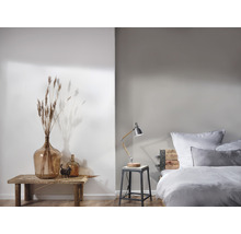 Slaapkamerdecoratie met glazen vazen, tafellamp en bed