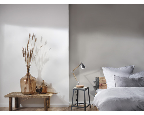 Slaapkamerdecoratie met glazen vazen, tafellamp en bed