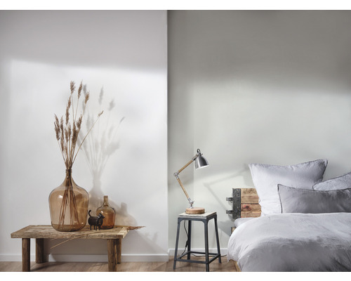 Lichte, decoratieve kamerinrichting met grote glazen ballon, tafellamp en bed