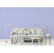 Woonkamer met grijze bank, kussens, deken, tafel, vloerlamp en decoratie