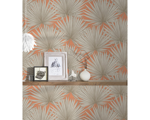 Kamer met patroonbehang met plantmotieven en plank