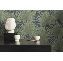 Decoratief interieur met palmbladmotiefbehang, sculptuur, plant en tafel