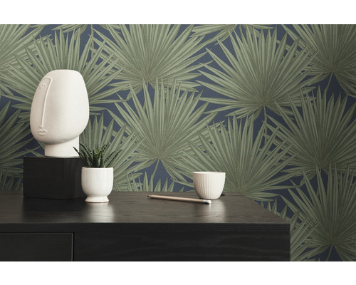 Decoratief interieur met palmbladmotiefbehang, sculptuur, plant en tafel