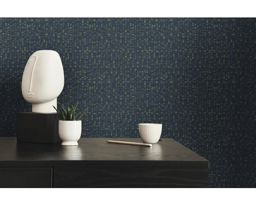 Close-up van een gedecoreerde tafel voor een gestructureerd behang.