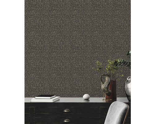 Inrichtingsvoorbeeld met patroonbehang, dressoir, decoratie en stoel.