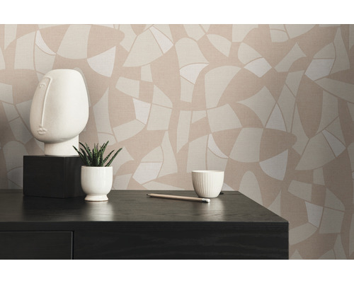 Scene met behang met patroon, decoraties en een bureau