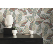 Decoratieve kamer met behang met bladmotief, gezichtssculptuur en bureau