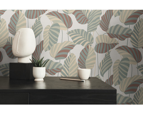 Decoratieve kamer met behang met bladmotief, gezichtssculptuur en bureau