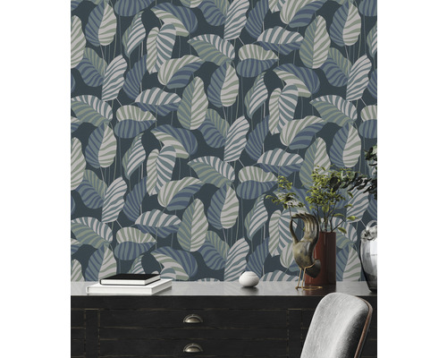 Scene met behang met bladmotief, commode, decoratie en stoel