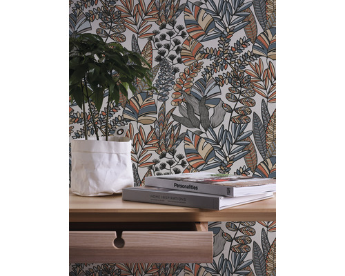 Behang met bladerpatroon in een kamer