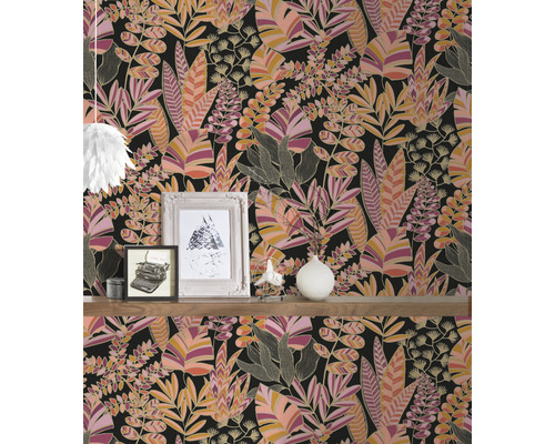 Kamer met een behang met bladerpatroon en een plank met decoraties.